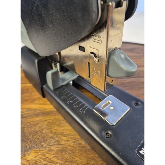 Swingline Commercial High-Capacity Heavy-Duty Desk Stapler 210 Sheets of Paper - Picture 5 of 15